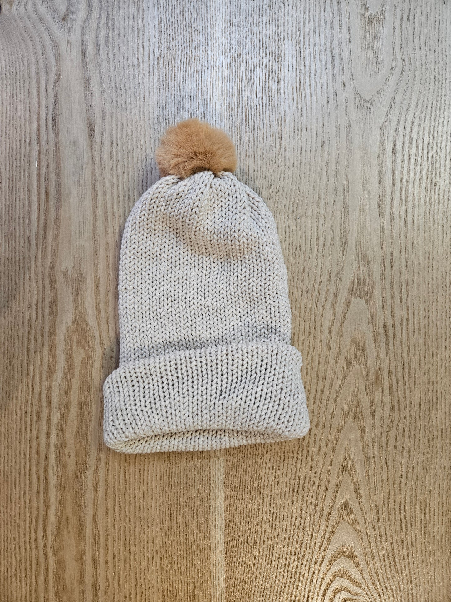 Tuque Douceur Caramel avec Pompon en Fourrure Synthétique