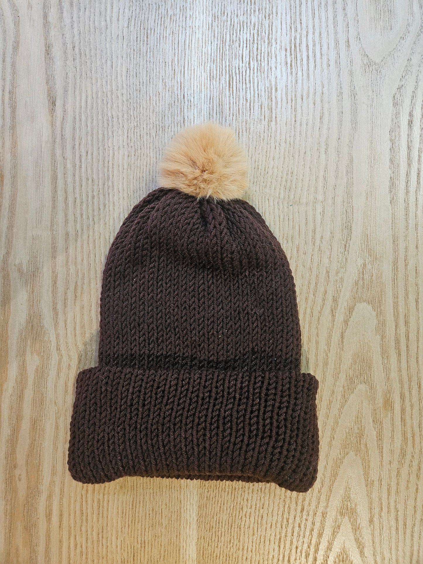 Tuque Ébène Élégance avec Pompon Caramel