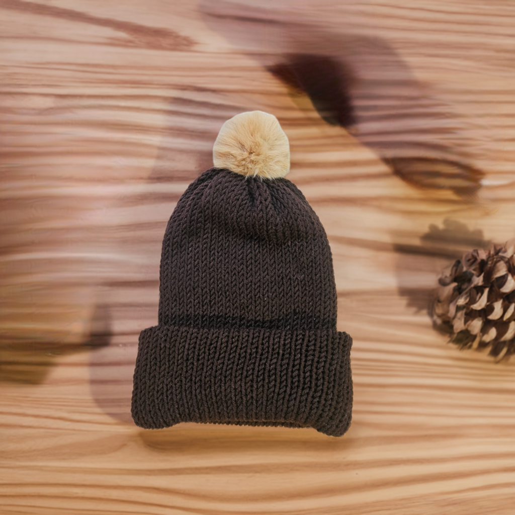 Tuque Ébène Élégance avec Pompon Caramel