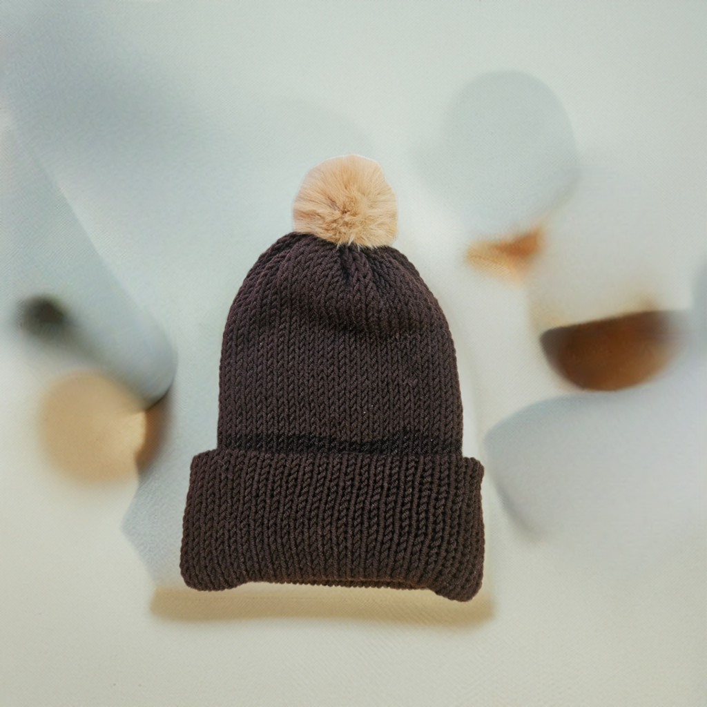 Tuque Ébène Élégance avec Pompon Caramel