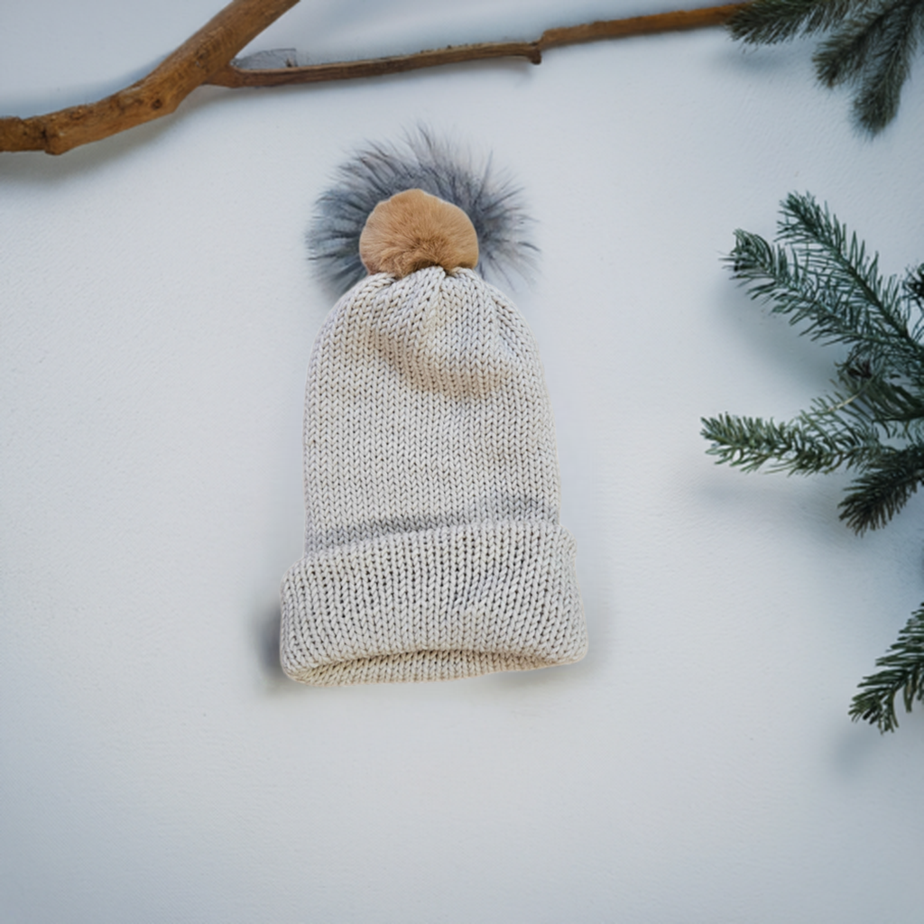 Tuque Douceur Caramel avec Pompon en Fourrure Synthétique